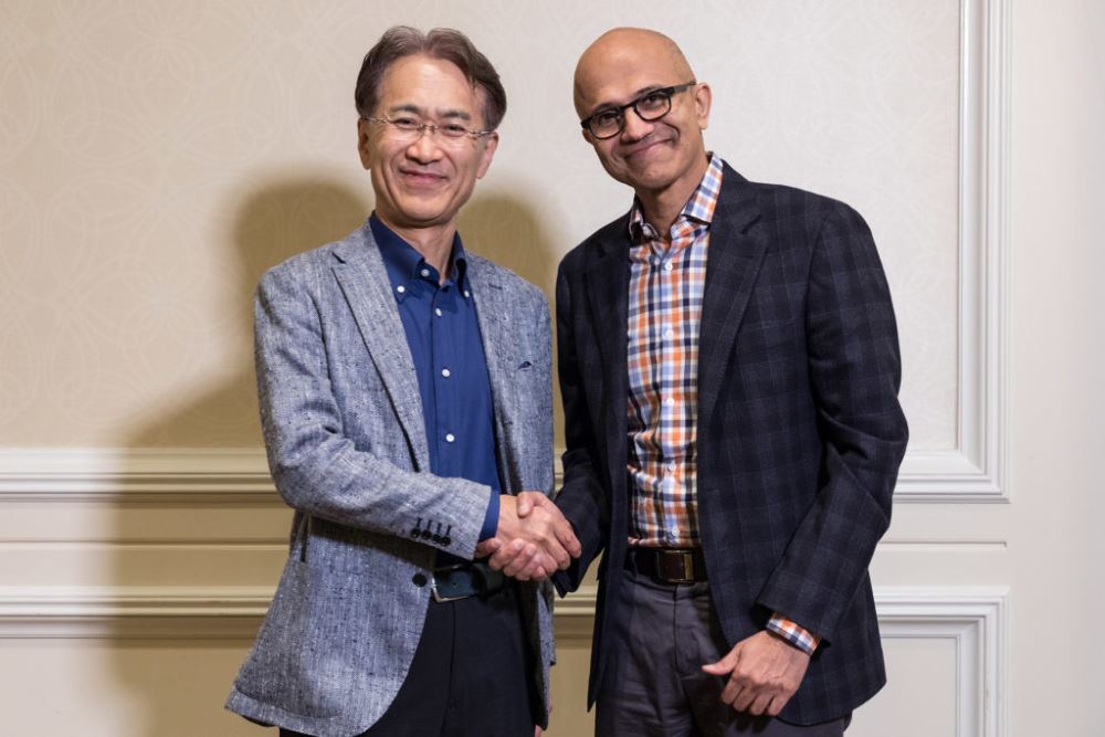 Kenichiro Yoshida e Satya Nadella stringono un accordo tra Sony e Microsoft per il cloud e l'IA