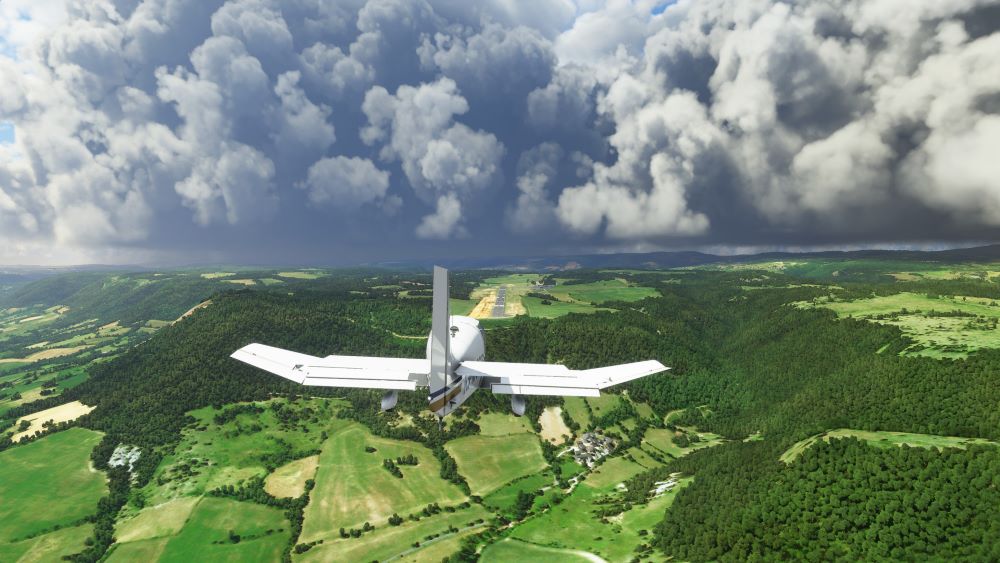 Orizzonte vastissimo e vegetazione lussureggiante in Microsoft Flight Simulator