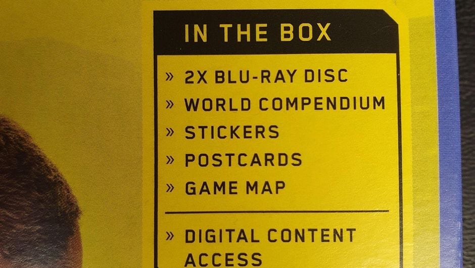 Il dettaglio della cover PlayStation 4 di Cyberpunk 2077 con i dettagli del contenuto