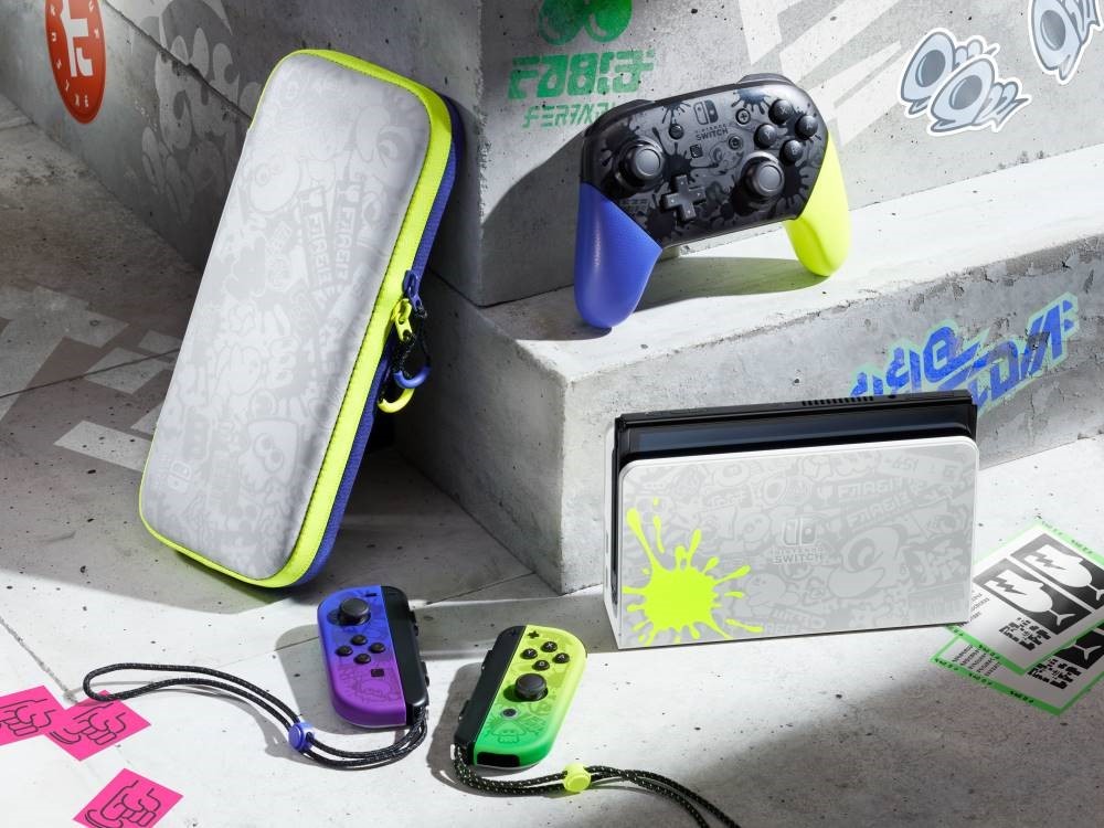 Nintendo Switch modello Oled in edizione speciale Splatoon 3 con Pro Controller e custodia Nintendo Switch modello Oled in edizione speciale Splatoon 3 con Pro Controller e custodia