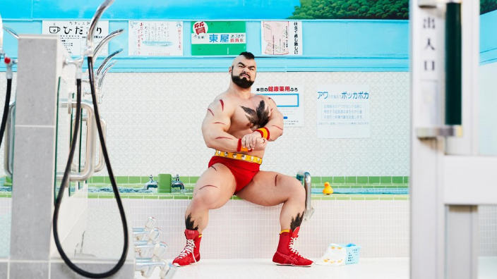 E se... Zangief di Street Fighter andasse al bagno pubblico giapponese?